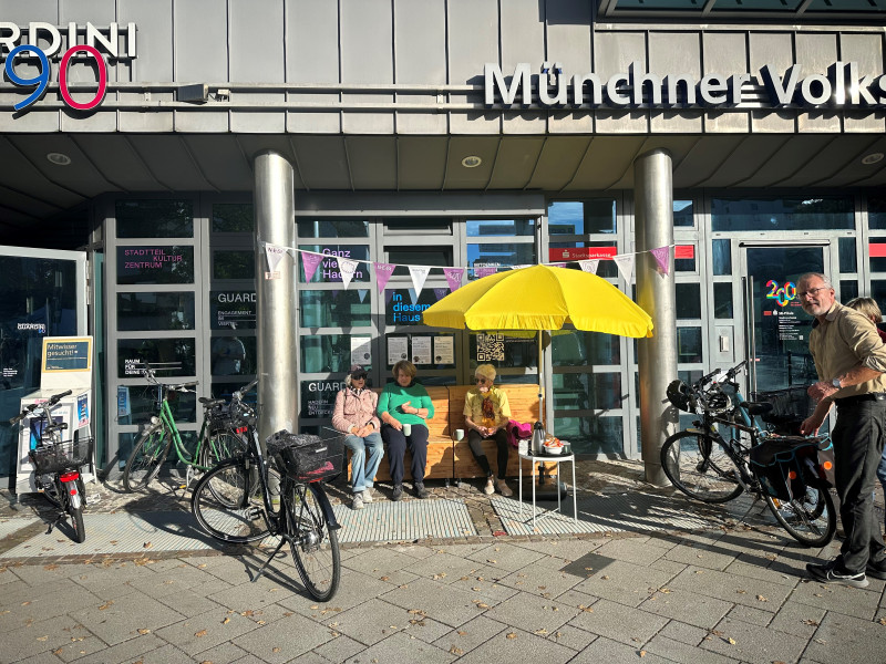 Viele abgestellte Fahrräder und stehen vor dem Kulturzentrum bei der MITMACH-Bank