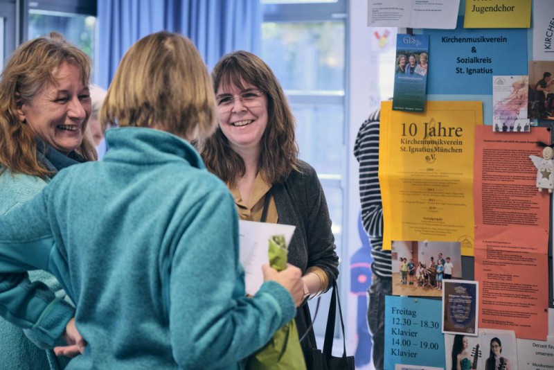 Drei Frauen stehen beieinander und unterhalten sich auf der Haderner Freiwilligen Messe